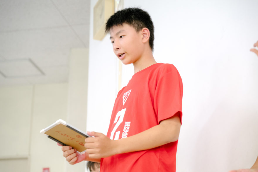 水遊びプレゼン大会で発表する小学生 水遊び研究所2026