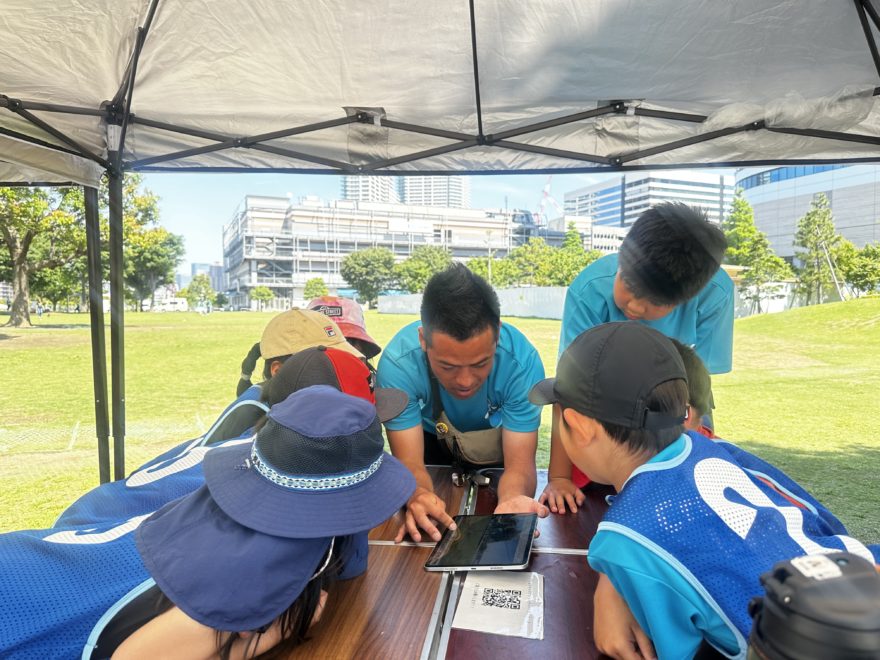 タブレットで分析する小学生|探究型スポーツ体験プログラム