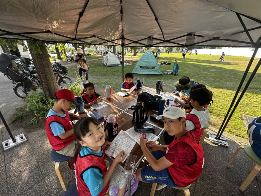 学習ノートに記入する小学生|春休みの体験型学びイベント