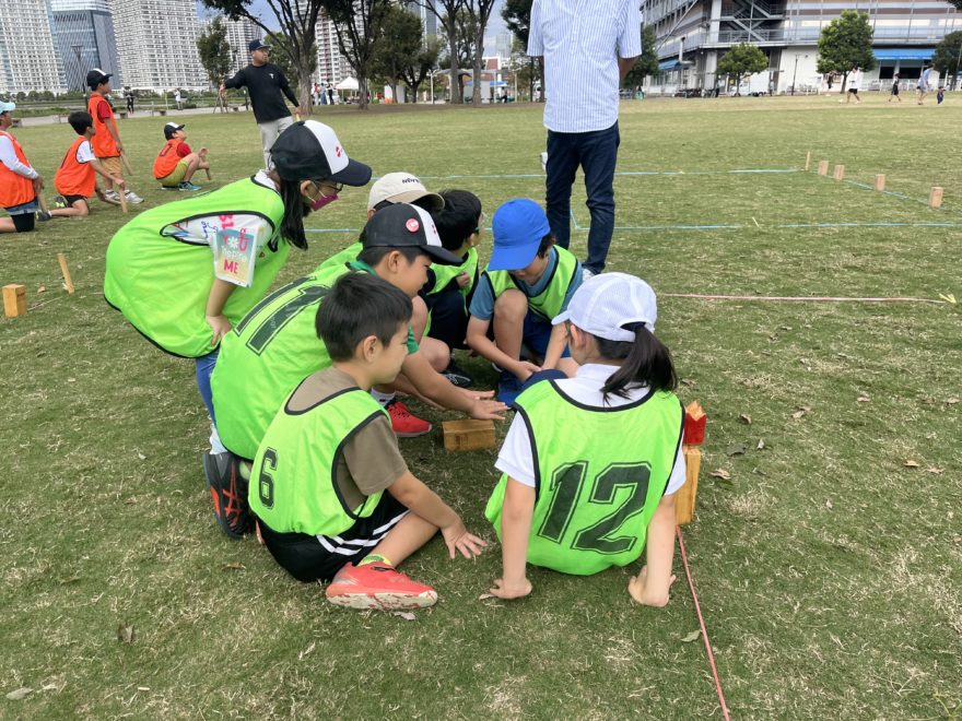 チームで作戦を考える小学生|臨海ぐるりキッズアドベンチャーの協働活動