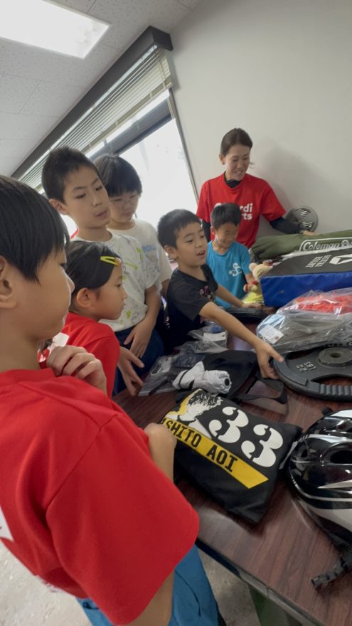 忘れ物を活用して遊びを考える小学生|環境教育とリサイクル体験